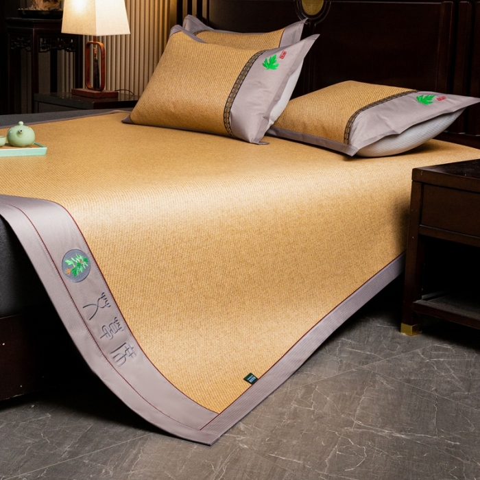 91家纺网 家纺一手货源 找家纺 简一家纺  2024新款艾草冰藤席艾草凉席 配皮革手提包装 黄藤