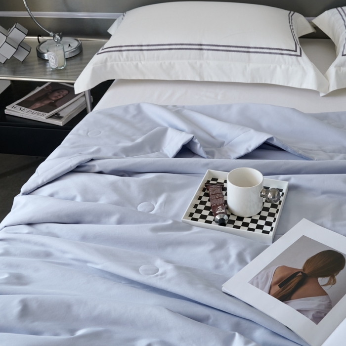 91家纺网 家纺一手货源 找家纺 榻尚 2023新款100支贡缎长绒棉超柔夏被空调被子被芯 天青色