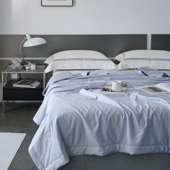 91家纺网 家纺一手货源 找家纺 榻尚 2023新款100支贡缎长绒棉超柔夏被空调被子被芯 天青色