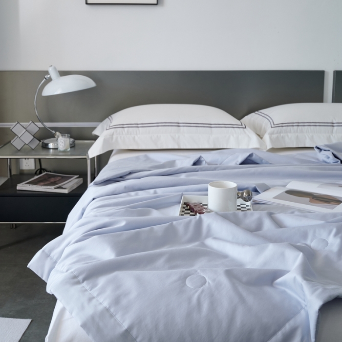 91家纺网 家纺一手货源 找家纺 榻尚 2023新款100支贡缎长绒棉超柔夏被空调被子被芯 天青色