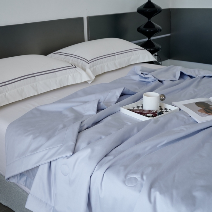 91家纺网 家纺一手货源 找家纺 榻尚 2023新款100支贡缎长绒棉超柔夏被空调被子被芯 天青色