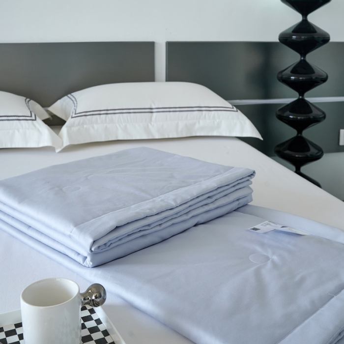 91家纺网 家纺一手货源 找家纺 榻尚 2023新款100支贡缎长绒棉超柔夏被空调被子被芯 天青色