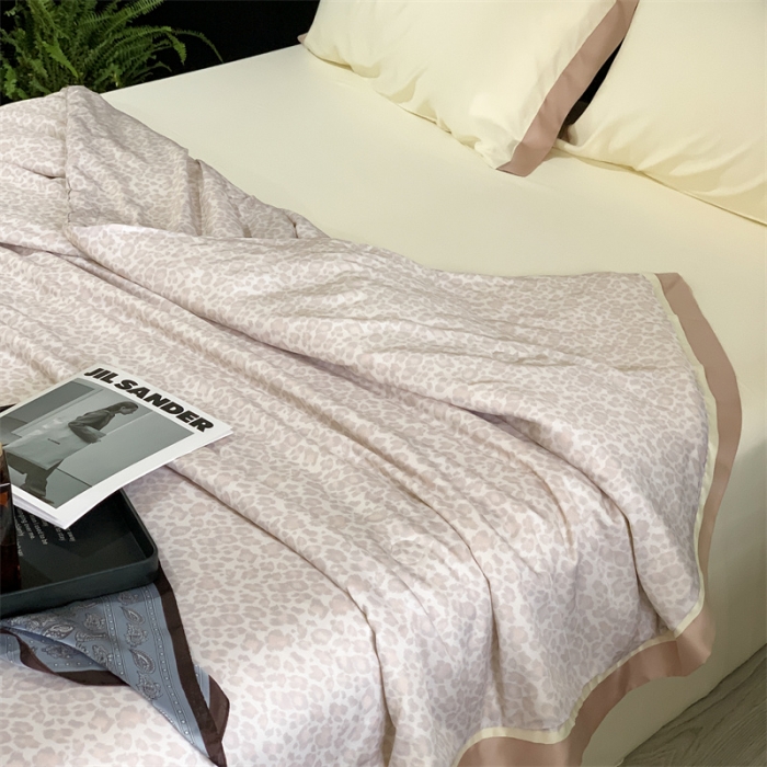 91家纺网 家纺一手货源 找家纺 汇庭 2023新款 雅丝系列夏被豹纹粉