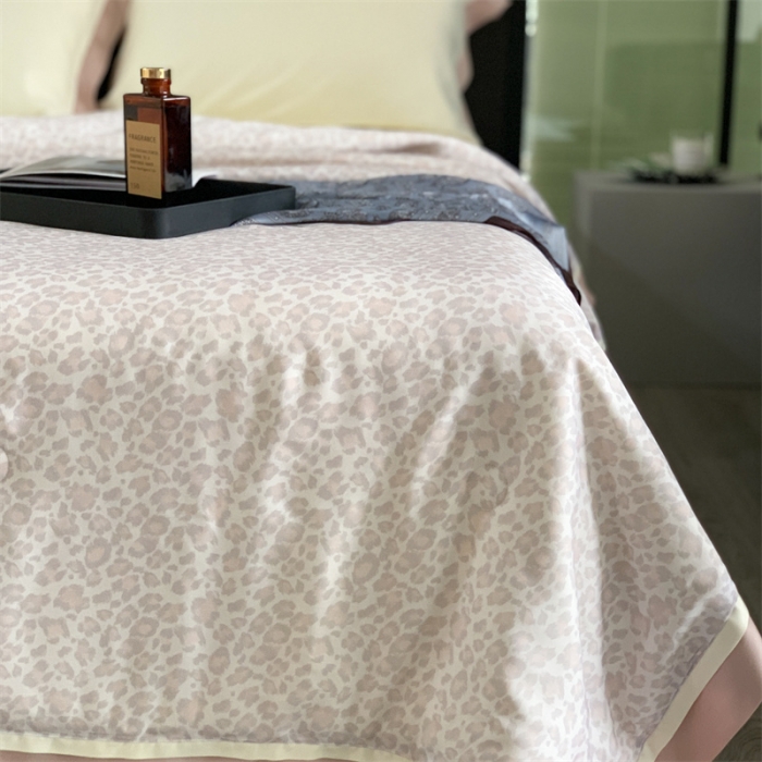 91家纺网 家纺一手货源 找家纺 汇庭 2023新款 雅丝系列夏被豹纹粉