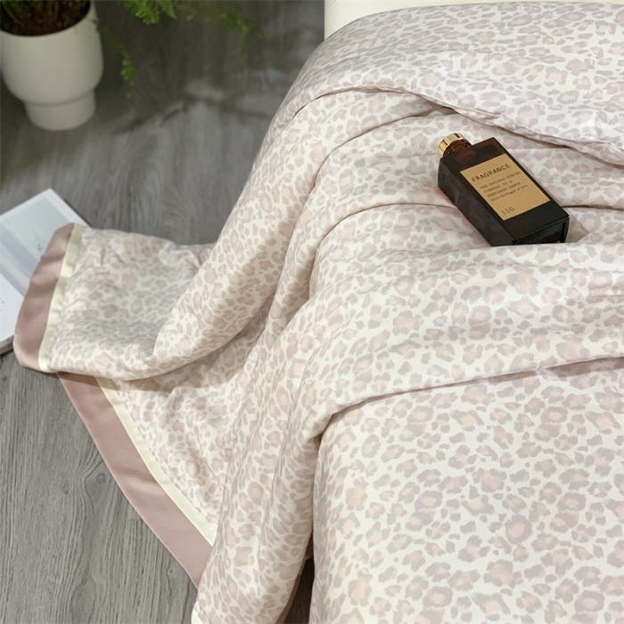 91家纺网 家纺一手货源 找家纺 汇庭 2023新款 雅丝系列夏被豹纹粉