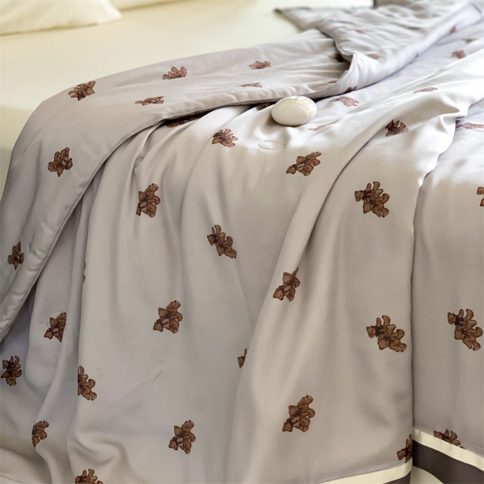 91家纺网 家纺一手货源 找家纺 汇庭 2023新款 雅丝系列夏被波特熊白