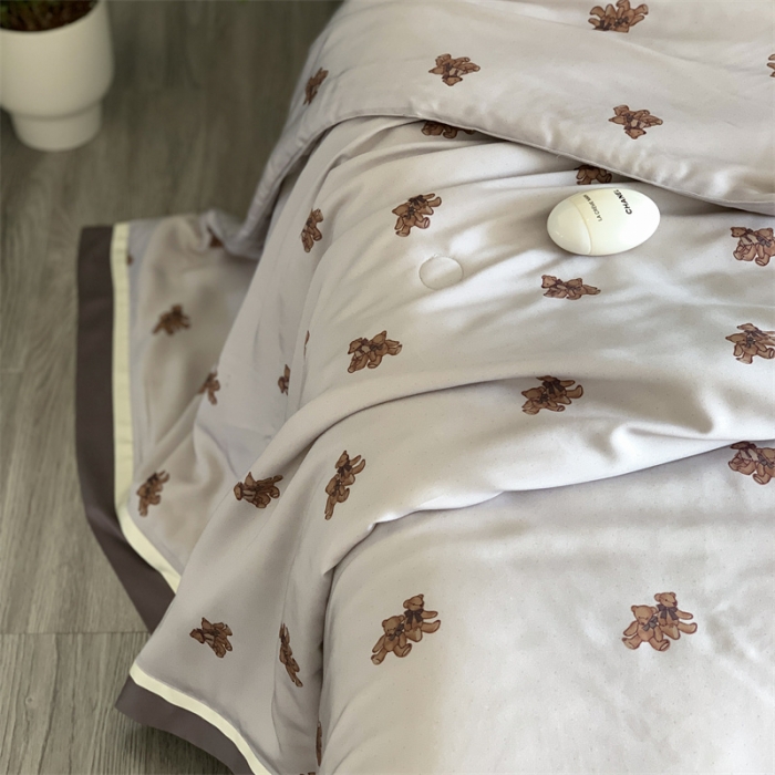 91家纺网 家纺一手货源 找家纺 汇庭 2023新款 雅丝系列夏被波特熊白