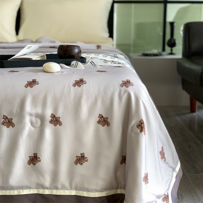 91家纺网 家纺一手货源 找家纺 汇庭 2023新款 雅丝系列夏被波特熊白