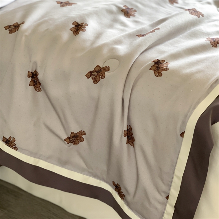 91家纺网 家纺一手货源 找家纺 汇庭 2023新款 雅丝系列夏被波特熊白