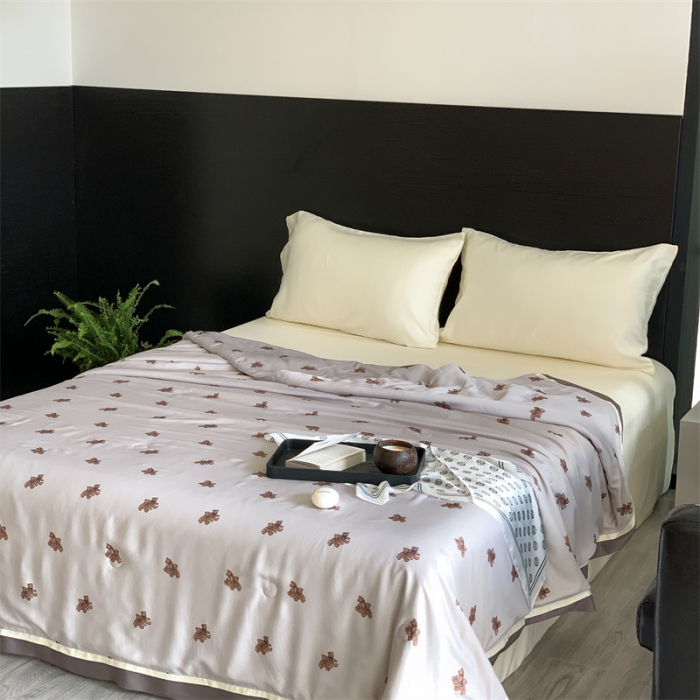 91家纺网 家纺一手货源 找家纺 汇庭 2023新款 雅丝系列夏被波特熊白