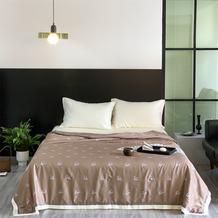 91家纺网 家纺一手货源 找家纺 汇庭 2023新款 雅丝系列夏被波特熊咖