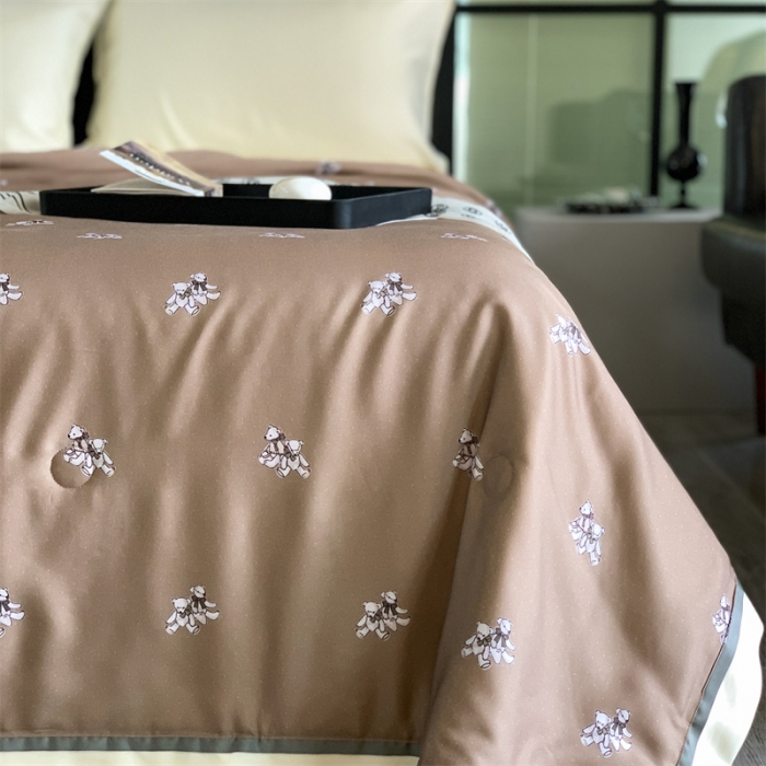 91家纺网 家纺一手货源 找家纺 汇庭 2023新款 雅丝系列夏被波特熊咖