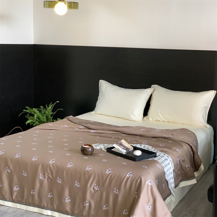 91家纺网 家纺一手货源 找家纺 汇庭 2023新款 雅丝系列夏被波特熊咖