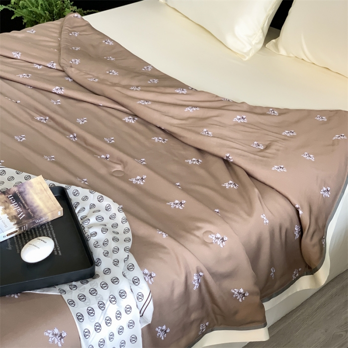 91家纺网 家纺一手货源 找家纺 汇庭 2023新款 雅丝系列夏被波特熊咖