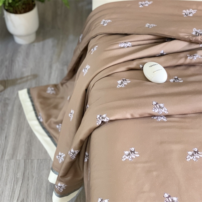 91家纺网 家纺一手货源 找家纺 汇庭 2023新款 雅丝系列夏被波特熊咖