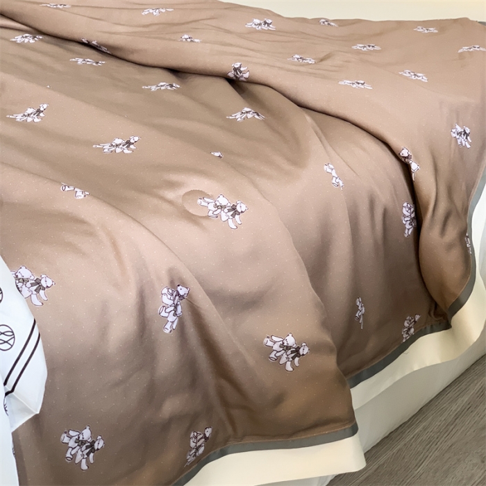 91家纺网 家纺一手货源 找家纺 汇庭 2023新款 雅丝系列夏被波特熊咖