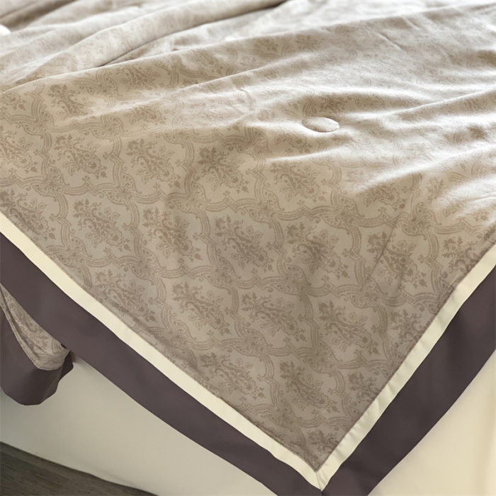 91家纺网 家纺一手货源 找家纺 汇庭 2023新款 雅丝系列夏被佩古斯咖