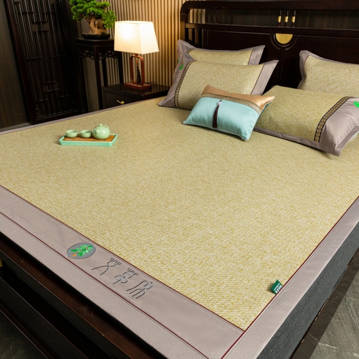 91家纺网 家纺一手货源 找家纺 简一家纺  2024新款艾草冰藤席艾草凉席 配皮革手提包装 亚麻