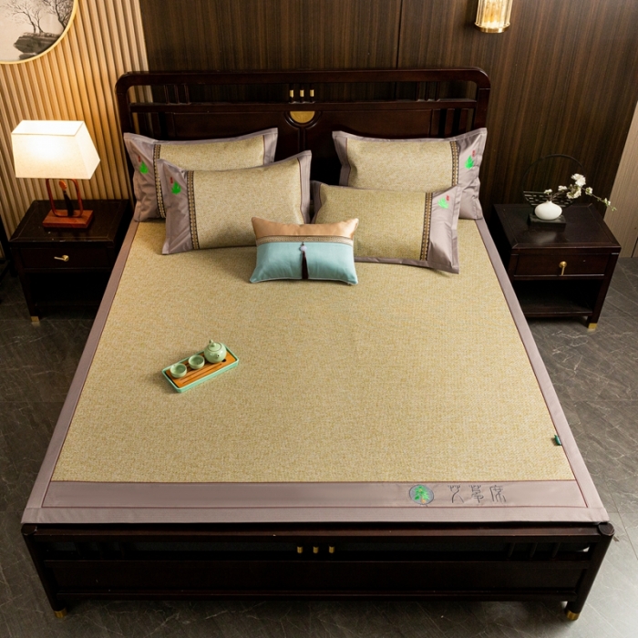 91家纺网 家纺一手货源 找家纺 简一家纺  2024新款艾草冰藤席艾草凉席 配皮革手提包装 亚麻