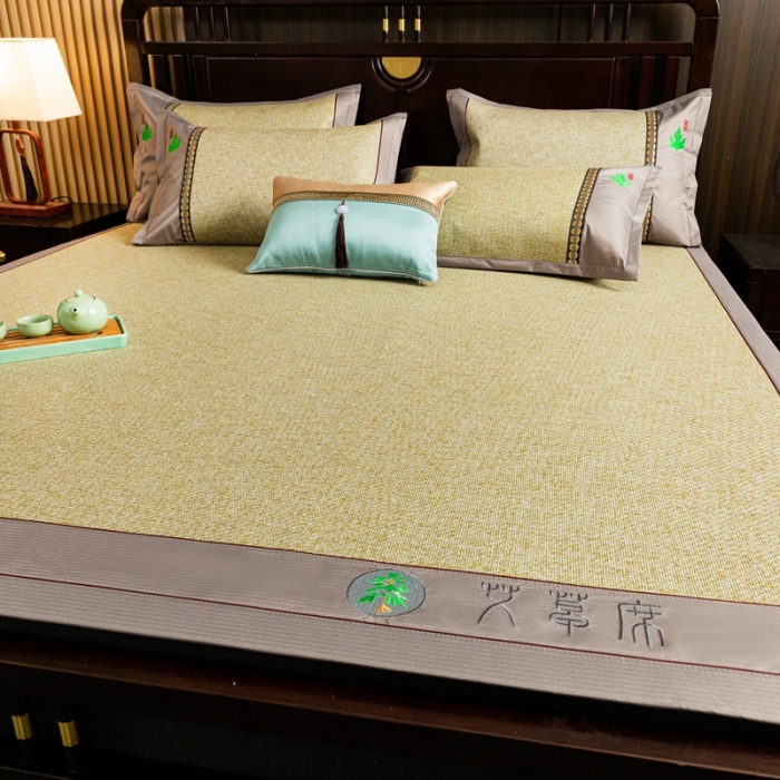 91家纺网 家纺一手货源 找家纺 简一家纺  2024新款艾草冰藤席艾草凉席 配皮革手提包装 亚麻