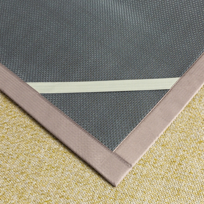 91家纺网 家纺一手货源 找家纺 简一家纺  2024新款艾草冰藤席艾草凉席 配皮革手提包装 亚麻