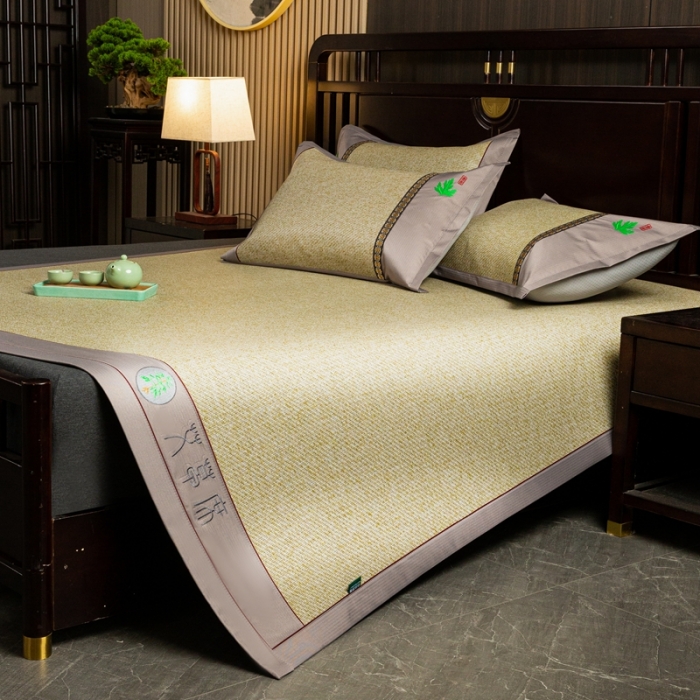 91家纺网 家纺一手货源 找家纺 简一家纺  2024新款艾草冰藤席艾草凉席 配皮革手提包装 亚麻