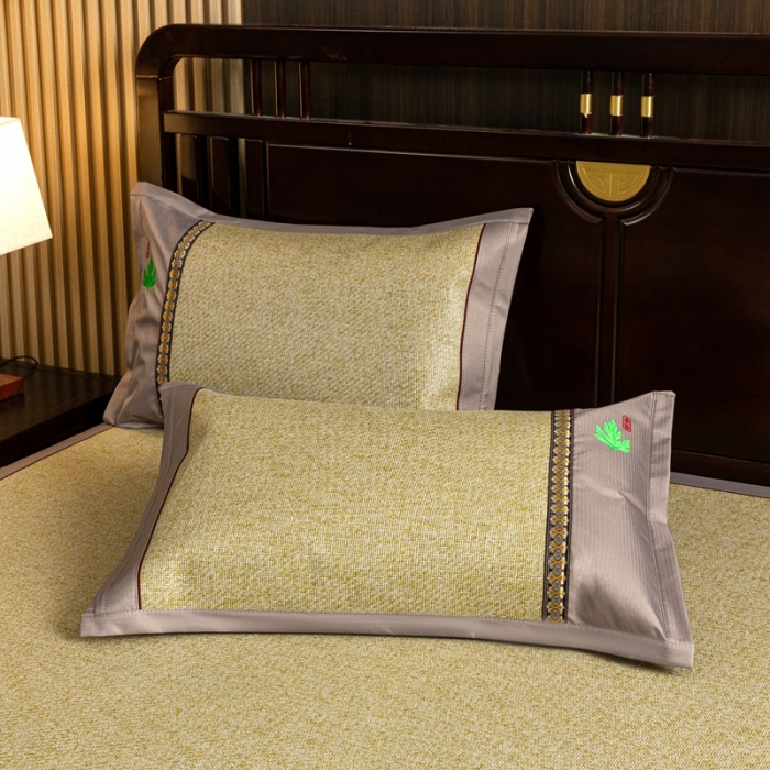 91家纺网 家纺一手货源 找家纺 简一家纺  2024新款艾草冰藤席艾草凉席 配皮革手提包装 亚麻