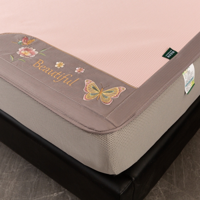 91家纺网 家纺一手货源 找家纺 简一2024新款小千鸟格蝶恋花系列抗菌凉席床笠款-蝶恋花抗菌席-粉色