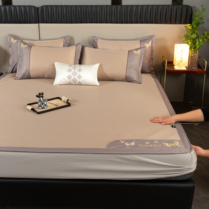 91家纺网 家纺一手货源 找家纺 简一2024新款小千鸟格蝶恋花系列抗菌凉席床笠款-蝶恋花抗菌席-咖色