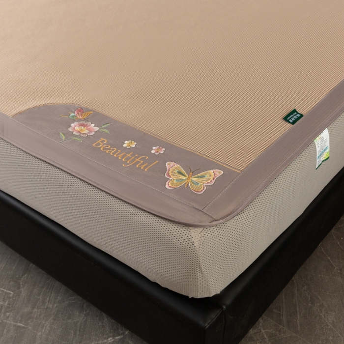 91家纺网 家纺一手货源 找家纺 简一2024新款小千鸟格蝶恋花系列抗菌凉席床笠款-蝶恋花抗菌席-咖色