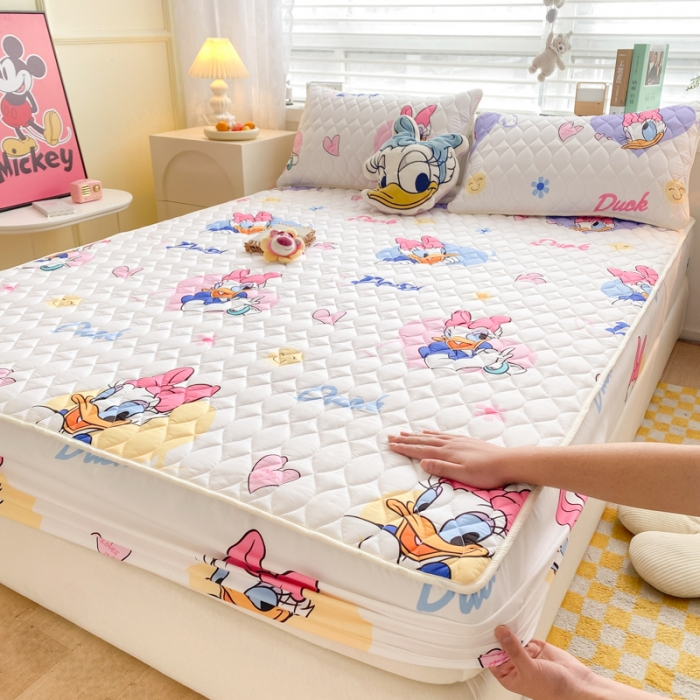 91家纺网 家纺一手货源 找家纺 鑫钰 2023新款迪士尼印花夹棉床笠 爱心黛西