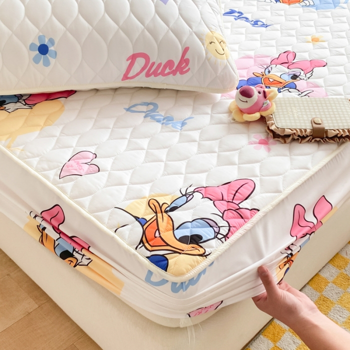 91家纺网 家纺一手货源 找家纺 鑫钰 2023新款迪士尼印花夹棉床笠 爱心黛西