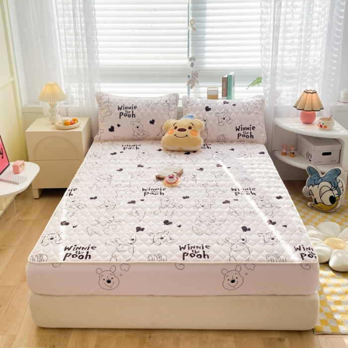 91家纺网 家纺一手货源 找家纺 鑫钰 2023新款迪士尼印花夹棉床笠 开心维尼