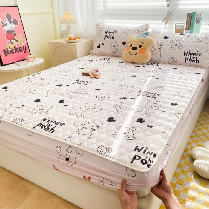 91家纺网 家纺一手货源 找家纺 鑫钰 2023新款迪士尼印花夹棉床笠 开心维尼