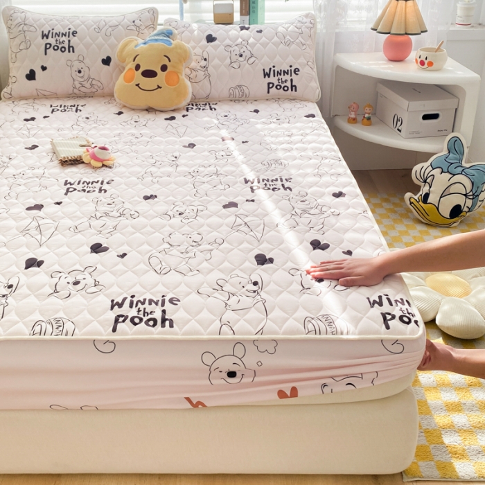 91家纺网 家纺一手货源 找家纺 鑫钰 2023新款迪士尼印花夹棉床笠 开心维尼