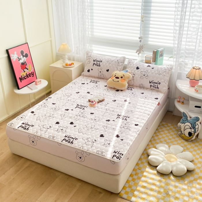 91家纺网 家纺一手货源 找家纺 鑫钰 2023新款迪士尼印花夹棉床笠 开心维尼
