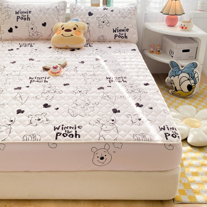 91家纺网 家纺一手货源 找家纺 鑫钰 2023新款迪士尼印花夹棉床笠 开心维尼