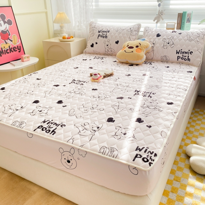 91家纺网 家纺一手货源 找家纺 鑫钰 2023新款迪士尼印花夹棉床笠 开心维尼