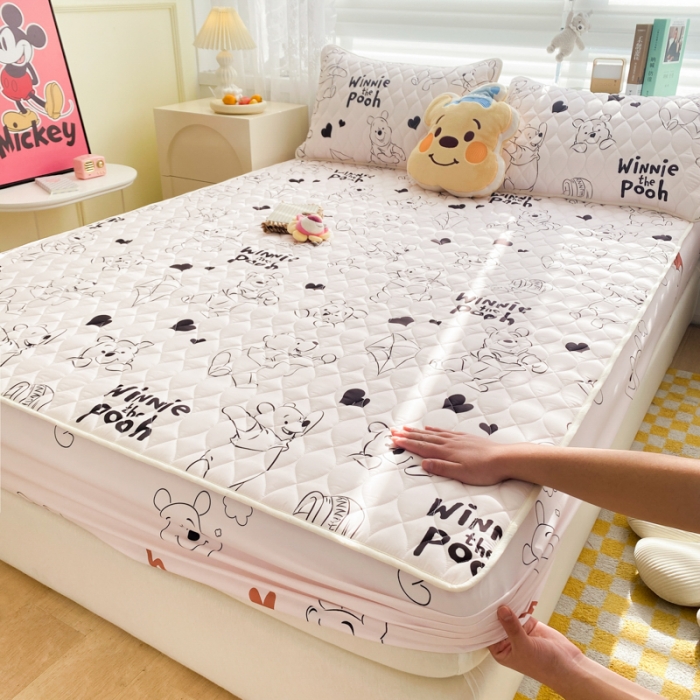 91家纺网 家纺一手货源 找家纺 鑫钰 2023新款迪士尼印花夹棉床笠 开心维尼