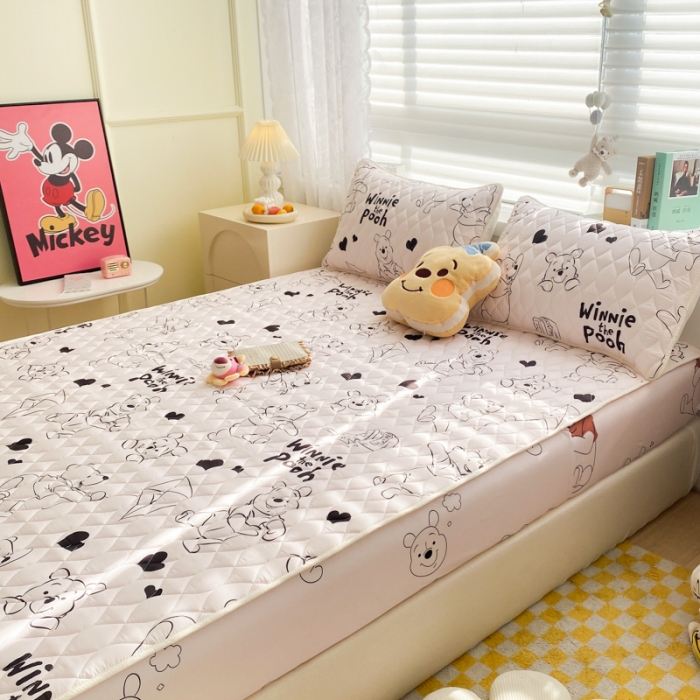 91家纺网 家纺一手货源 找家纺 鑫钰 2023新款迪士尼印花夹棉床笠 开心维尼