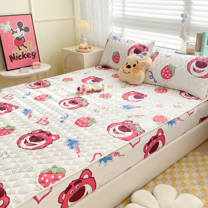 91家纺网 家纺一手货源 找家纺 鑫钰 2023新款迪士尼印花夹棉床笠 开心-草莓熊