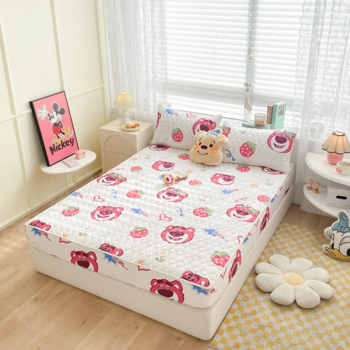91家纺网 家纺一手货源 找家纺 鑫钰 2023新款迪士尼印花夹棉床笠 开心-草莓熊