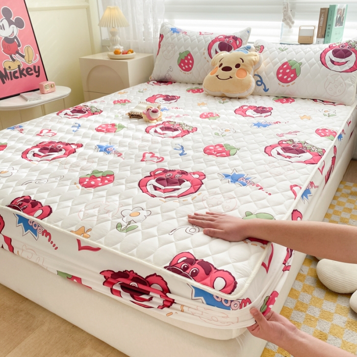 91家纺网 家纺一手货源 找家纺 鑫钰 2023新款迪士尼印花夹棉床笠 开心-草莓熊
