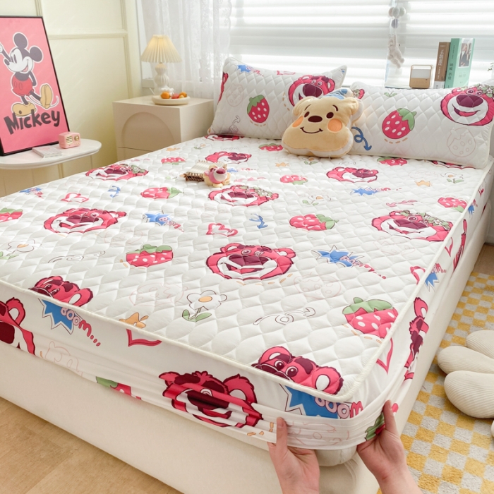 91家纺网 家纺一手货源 找家纺 鑫钰 2023新款迪士尼印花夹棉床笠 开心-草莓熊