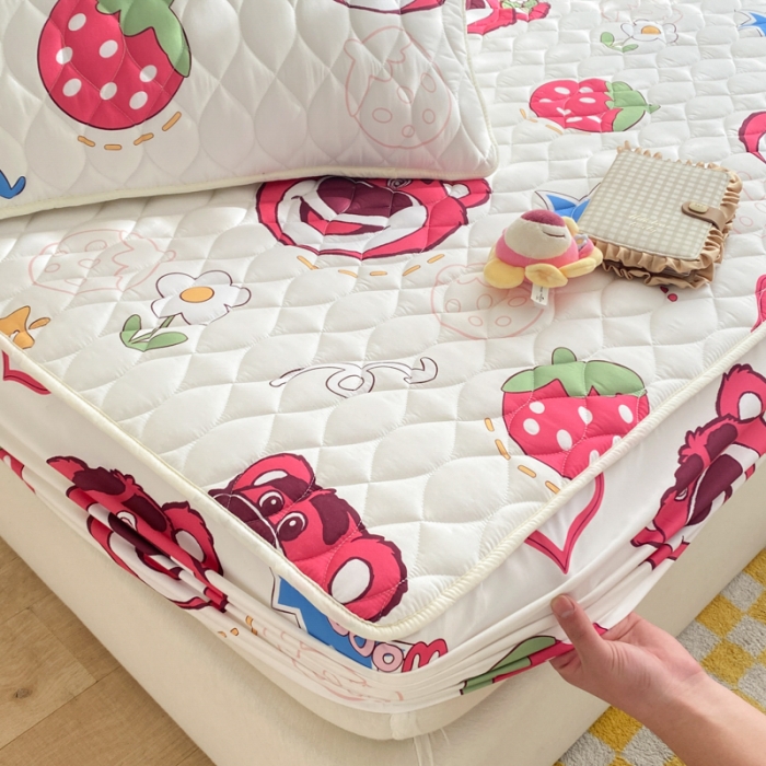 91家纺网 家纺一手货源 找家纺 鑫钰 2023新款迪士尼印花夹棉床笠 开心-草莓熊