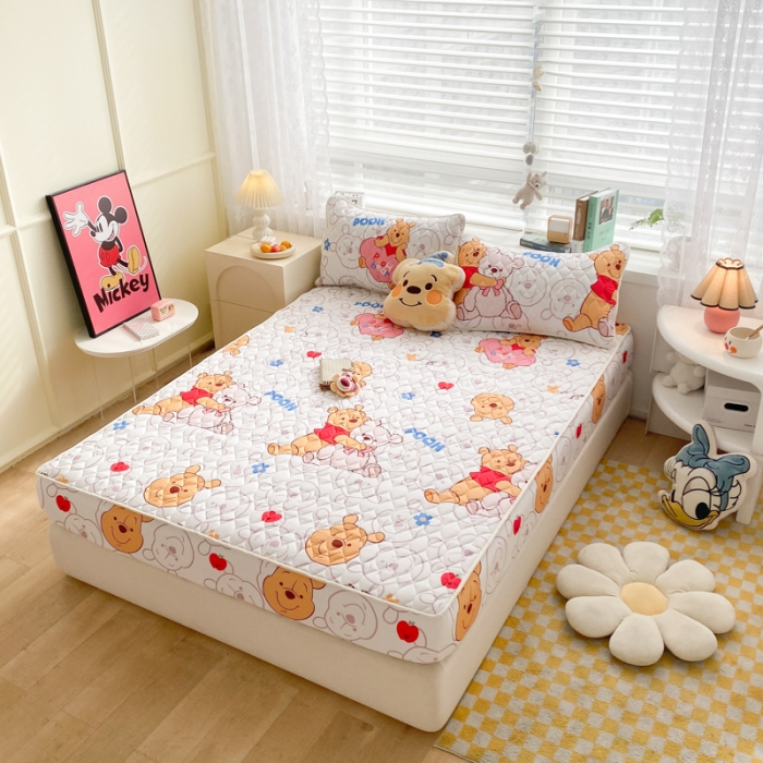 91家纺网 家纺一手货源 找家纺 鑫钰 2023新款迪士尼印花夹棉床笠 维尼伙伴