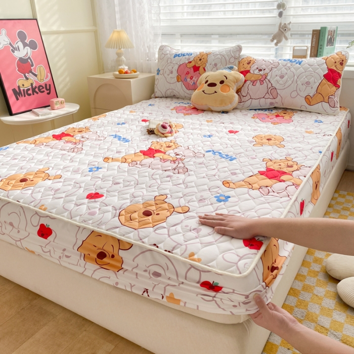 91家纺网 家纺一手货源 找家纺 鑫钰 2023新款迪士尼印花夹棉床笠 维尼伙伴