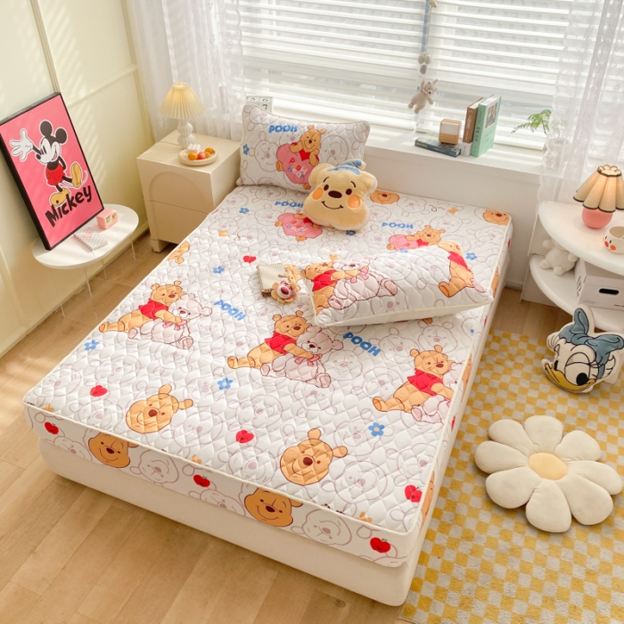 91家纺网 家纺一手货源 找家纺 鑫钰 2023新款迪士尼印花夹棉床笠 维尼伙伴