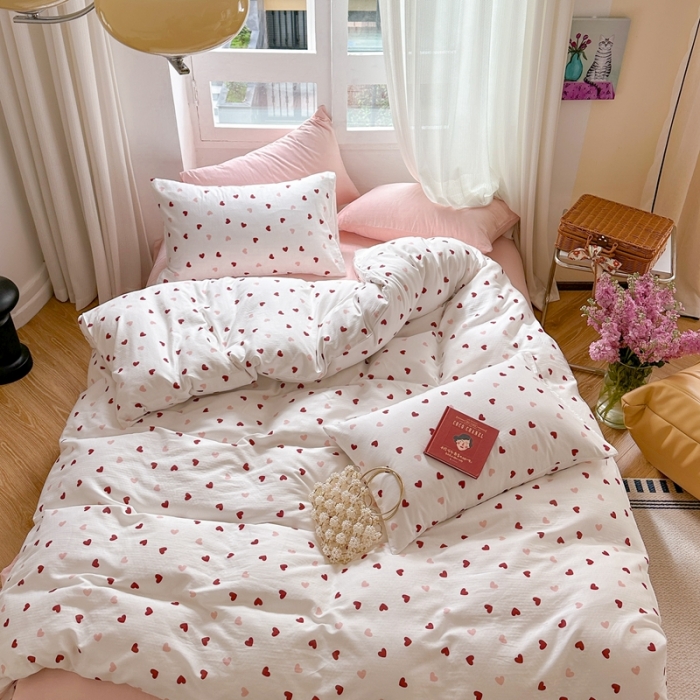 91家纺网 家纺一手货源 找家纺 时年 2023新款全棉母婴级有氧双层纱夏被四件套 小红心