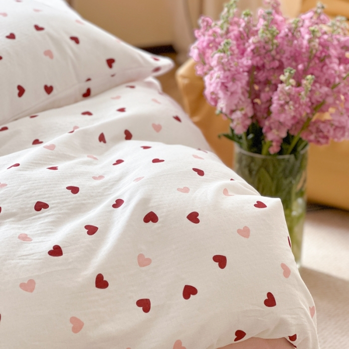 91家纺网 家纺一手货源 找家纺 时年 2023新款全棉母婴级有氧双层纱夏被四件套 小红心